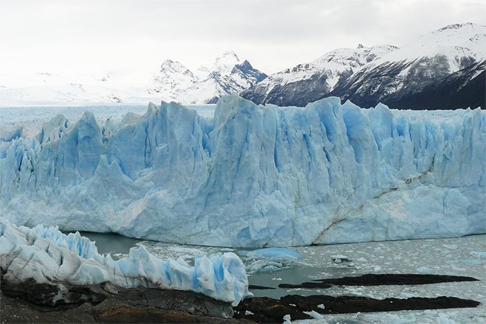 El Glaciar Perito Moreno entre las montañas del Campo de Hielo Patagónico Sur