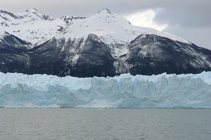Frente del Glaciar Perito Moreno con las montañas nevadas detrás