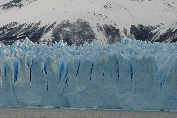 Grietas verticales en el frente del Glaciar Perito Moreno