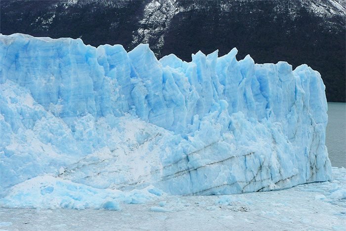 La pared de hielo del Glaciar Perito Moreno vista de cerca