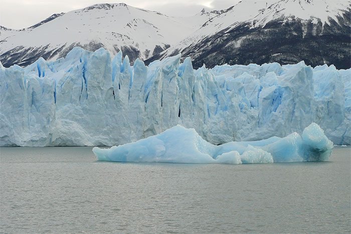 Frente del Glaciar Perito Moreno con un gran témpano flotando